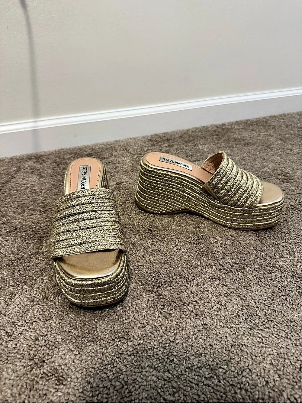 Steve Madden Realizeir Gold Platform Sandals US 6 Like New